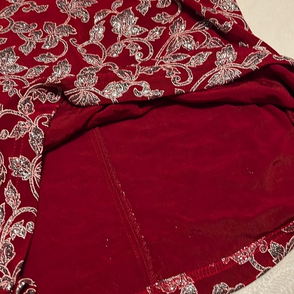 Beautiful Ronni Nicole sleeveless red and silver top size medium - Picture 4 of 5